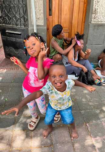 s Decenas de familias –muchos con varios niños– viven en aceras cercanas a las instalaciones de la Comar y piden ayuda a los ciudadanos para sobrevivir.Foto César Arellano