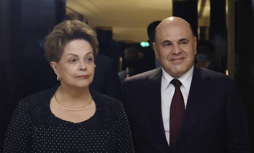 Dilma Roussef con el primer ministro ruso, Mikhail Mishustin, en Shanghái.