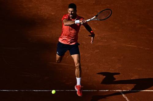 El serbio Novak Djokovic (en la imagen) enfrentará al español Carlos Alcaraz en semifinales, en lo que será el duelo más esperado en Roland Garros.