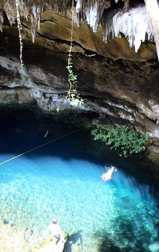 Cenote Yaxbacaltún, en la comunidad de Homún, a una hora de la ciudad de Mérida, Yucatán.