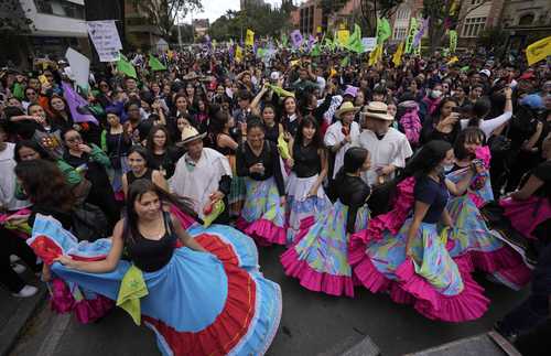  Ambiente de fiesta en la marcha de apoyo al gobernante en la capital colombiana. Foto Ap