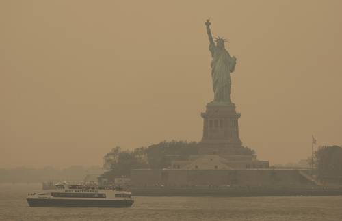 La Estatua de la Libertad quedó bajo una capa de niebla insalubre.