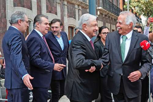 Antonio del Valle, Francisco Cervantes, el presidente Andrés Manuel López Obrador y Rolando Vega al final de la reunión.