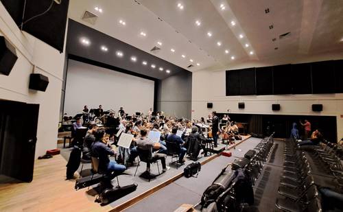Ensayo de una orquesta en la sala Silvestre Revueltas de los Estudios Churubusco.