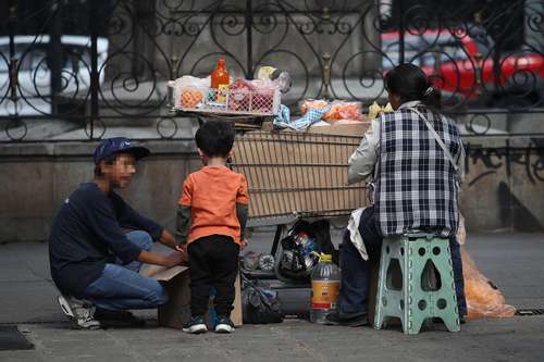 Según la organización Save The Children, 95 por ciento de trabajadores de 14 a 17 años se desempeñan en el sector informal, como los que aparecen en la imagen.