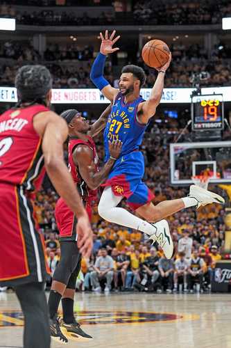 Jamal Murray (27), de Nuggets, en una jugada frente al astro de Miami Jimmy Butler.