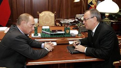 Vladimir Putin (izquierda) y el banquero Andrei Kostin.