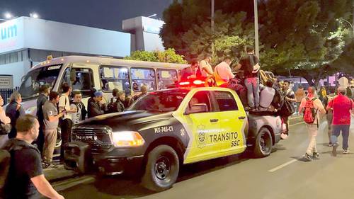 Debido a un golpe en el aparato de cambio de la línea 9 del Metro, el servicio se suspendió de Velódromo a Pantitlán. Unidades de RTP que auxiliaron resultaron insuficientes.