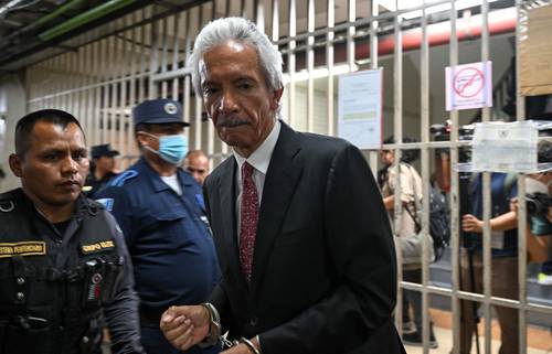 José Rubén Zamora, director de El Periódico, ayer al salir del tribunal en la capital guatemalteca.