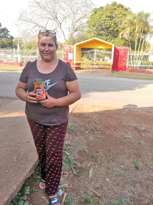 La Sra. Torres, colectó miel de abeja nativa y la almacenó en un frasco reusado para emplearla en el desayuno de sus hijos (Pensil, Tamaulipas, México).