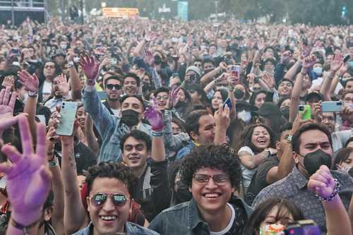  Jóvenes, público principal del festival de música, reaccionaron con enojo ante los excesivos precios y cargos adicionales. Foto archivo La Jornada