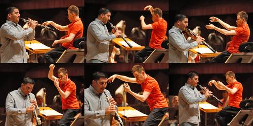 El titular de la Orquesta Filarmónica de la UNAM, Sylvain Gasançon, y Rafael Monge, oboe principal de la agrupación, durante el ensayo de ayer en la sala Nezahualcóyotl. Foto José Antonio López