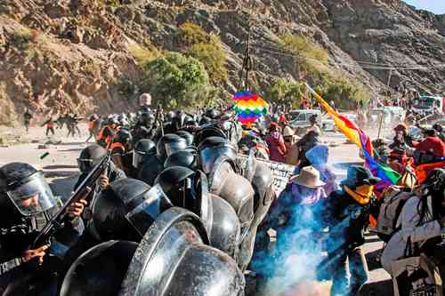 Policías antimotines dispersaron con gas lacrimógeno y balas de goma a manifestantes en Purmamarca, provincia argentina de Jujuy, el sábado.