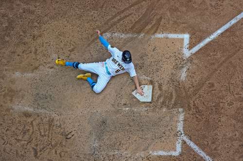 Owen Miller anota durante la octava entrada en el triunfo de Milwaukee sobre Piratas.