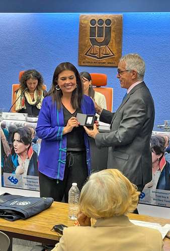 Alicia de los Ríos, historiadora, abogada y defensora de los derechos humanos, al recibir la presea Ebru Timtik.