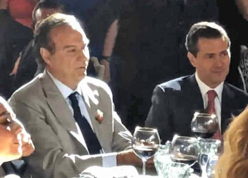 Juan Collado (izquierda), abogado del ex presidente de México Enrique Peña y muchos otros políticos, está preso desde 2019 por delitos de delincuencia organizada y operaciones con recursos de procedencia ilícita.