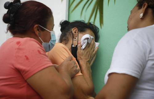 Familiares de reclusas afuera del penal de Tamara, ubicado a unos 50 kilómetros de Tegucigalpa.