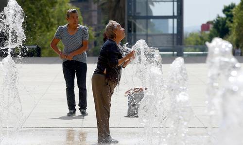 En estos días de intenso calor, la fuente de la Plaza de la República, junto al Monumento a la Revolución, se ha convertido en parque recreativo acuático, en el que niños, jóvenes y adultos se divierten y a la vez se refrescan sin la necesidad de traje de baño.