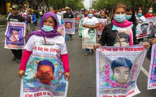 Marcha 104 por la desaparicion de los 43 estudiantes de Ayotzinapa, de avenida Paseo de la Reforma hacia el Hemiciclo a Juárez, CDMX.