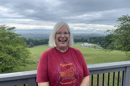  Susan Williams, educadora y bibliotecaria, quien ha trabajado en el Highlander Research and Education Center por más de tres décadas, conversó con La Jornada en una colina de las montañas Smoky.