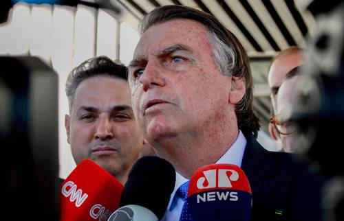 Entidades de la sociedad civil brasileña y parlamentarios entregaron al Tribunal Superior Electoral un documento con más de 150 mil firmas virtuales en las que se pide la inhabilitación del ex presidente Jair Bolsonaro, quien a partir de hoy será juzgado por abuso de poder político y podría quedar inhabilitado para una posible candidatura en el futuro. El mandatario, en imagen de ayer al salir del Senado, pidió “un juicio justo” tras asegurar que “no hay fundamento” para el proceso.