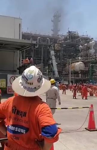 s Trabajadores de Pemex observan el humo de una explosión en la refinería Olmeca, en la comunidad de Dos Bocas, municipio de Paraíso, Tabasco.