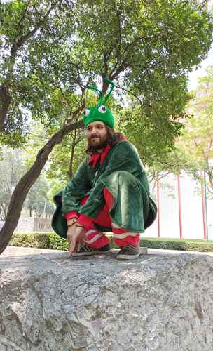  Un grillo canta para ganarse la vida en la obra Sueño de un colibrí. Foto cortesía Anaid Sanchez/Cenart