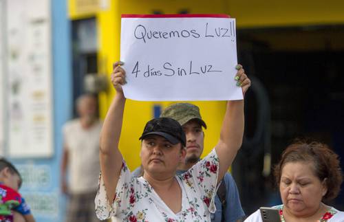 Residentes del centro de Monterrey cerraron la avenida Venustiano Carranza en protesta de falta de energía eléctrica. Se han reportado variaciones en el servicio por el exceso de demanda.