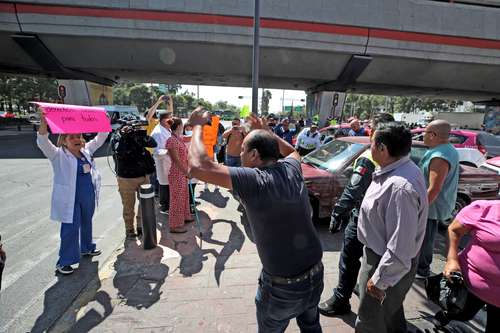 Conductores salieron de sus vehículos para encarar a los manifestantes sobre Congreso de la Unión y Fray Servando Teresa de Mier.