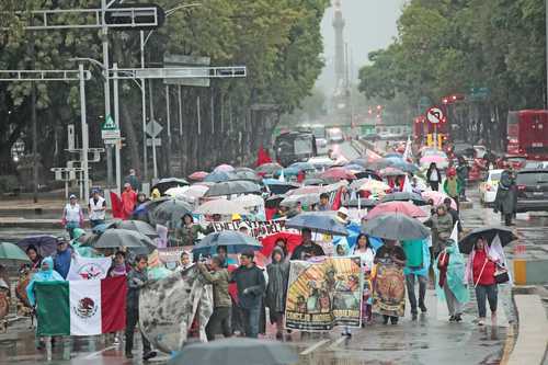 Ni la lluvia que cayó ayer en la CDMX detuvo a los familiares de los 43 en su exigencia de justicia.