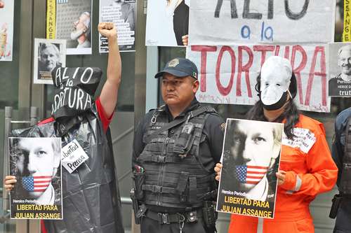Manifestantes protestaron en la embajada de Gran Bretaña, sobre el Paseo de la Reforma, y luego acudieron a la de Estados Unidos para demandar la libertad de Assange.