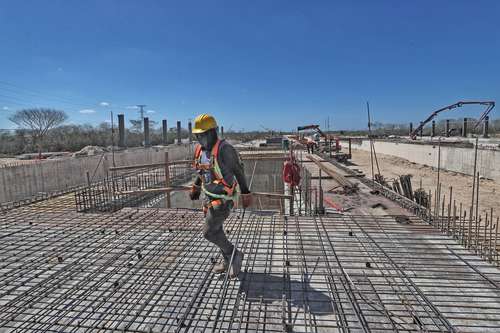 Trabajadores en la estación en la zona de Teya, en Mérida, durante un recorrido por el tramo 3 del Tren Maya, el pasado 17 de marzo.