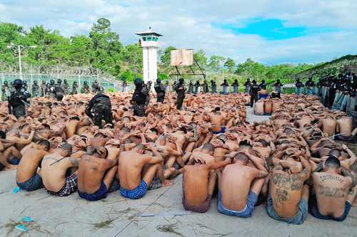 Centenares de reclusos, ayer, durante un operativo en la Penitenciaría Nacional Francisco Morazán, en Támara, 25 kilómetros al norte de Tegucigalpa.