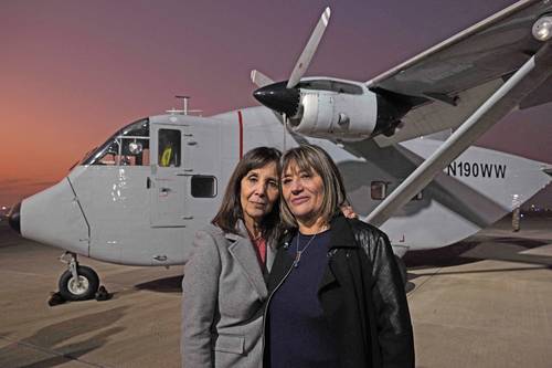 Las hijas de Azucena Villaflor y Esther Ballestrino de Careaga –fundadoras de Madres de Plaza de Mayo– Cecilia de Vicenti (derecha) y Mabel Careaga frente a la aeronave recuperada Short SC-7 Skyvan.