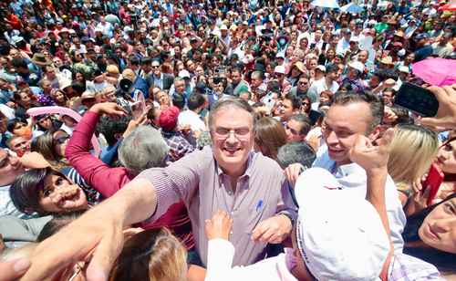 El ex canciller Marcelo Ebrard visitó ayer el jardín Hidalgo, de Coyoacán, como parte de sus actividades en busca de la coordinación de la 4T.