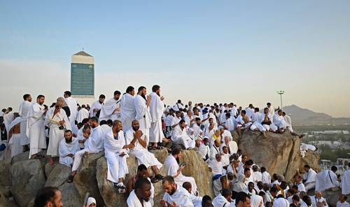 Cientos de miles de peregrinos musulmanes llegaron ayer al monte Arafat, en Arabia Saudita, en el momento culminante del hach, bajo un calor abrasador. El hach es una de las reuniones religiosas más grandes del mundo y se celebra en pleno verano, en una de las regiones más calurosas del mundo. Desde el amanecer, los fieles acudieron en masa a este lugar religioso –donde se dice que el profeta Mahoma predicó su último sermón– después de pasar la noche en tiendas climatizadas en Mina, valle rodeado de montañas rocosas y a pocos kilómetros de La Meca. Pasaron el día con rezos y recitando el Corán bajo una temperatura que llegó a 48 grados Celsius, según el departamento de meteorología del reino. “Es un momento que esperé toda mi vida”, afirmó Fadia Abdalá, egipcia de 67 años bajo su sombrilla.