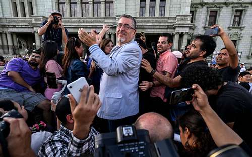El aspirante presidencial por el partido Movimiento Semilla, Bernardo Arévalo, celebró el domingo los resultados de las elecciones nacionales frente al palacio presidencial en la ciudad de Guatemala.