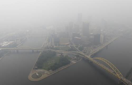 Unos 87 millones de estadunidenses están en alerta por la mala calidad del aire, mientras el humo de los incendios forestales de Canadá continúa desviándose hacia Estados Unidos. El Servicio Meteorológico Nacional de ese país emitió ayer alertas de calidad del aire para al menos 20 estados, desde Minnesota, ubicado al norte, hasta Georgia, en el sur. Las alertas se extendieron al noreste de esa nación, incluido todo el estado de Nueva York y Nueva Jersey. Las autoridades sugirieron a las personas que “si tienen que estar fuera, tomen descansos adentro y consideren usar una máscara N-95 para ayudar a reducir el humo que inhalan”. La manera más eficaz de protegerse del humo de los incendios forestales es permanecer en interiores o limitar el tiempo al aire libre, señalaron los Centros para el Control y la Prevención de Enfermedades.