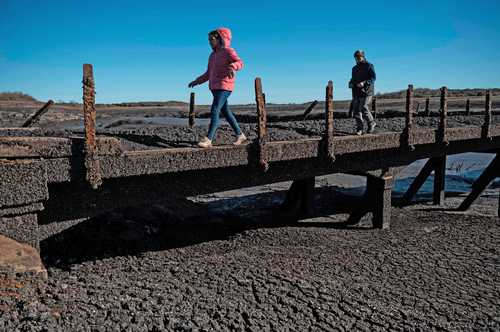 Un puente emergió al secarse una sección de la represa Paso Severino, en Florida, Uruguay. Este embalse suministra agua dulce a 60 por ciento de los habitantes de ese país.