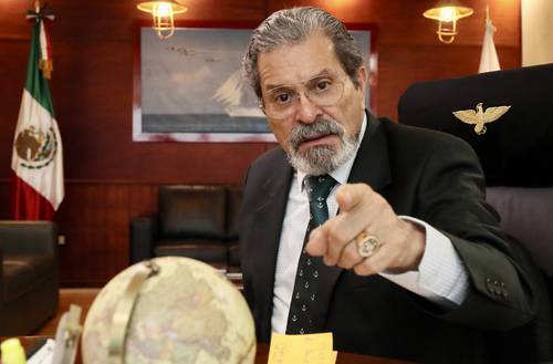  El vicealmirante Carlos Ignacio Velázquez Tiscareño en entrevista con La Jornada. Foto Roberto García Ortiz