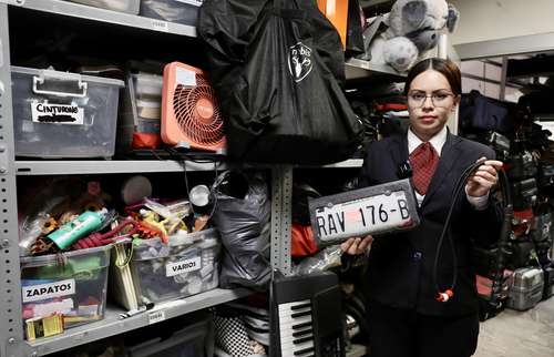  Oficina de objetos perdidos, donde pueden encontrarse desde una urna con cenizas hasta látigos y placas de autos. Foto Roberto García Ortiz