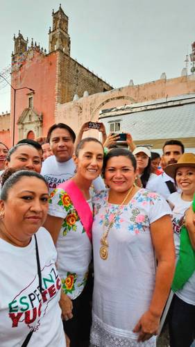 ARROPAN YUCATECOS A CLAUDIA SHEINBAUM. Como parte de su gira por el estado, la aspirante morenista a la Presidencia visitó el municipio de Motul, donde estuvo en el museo de Felipe Santiago Carrillo Puerto, el primer gobernador socialista de América Latina, y dio un mensaje en honor a Elvia Carrillo Puerto, hermana del mandatario y reconocida activista en pro de la mujer a principios del siglo XX.