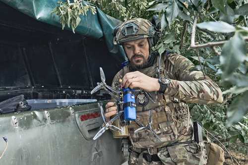 Durante la jornada dominical, los mandos castrenses beligerantes no señalaron cambios en el mapa de guerra. En la imagen, un soldado ucranio prepara un dron, este fin de semana en la región de Zaporiyia.