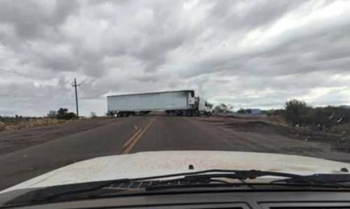 Uno de los vehículos utilizados ayer para bloquear la carretera de la sindicatura Villa Ángel Flores La Palma, en los límites entre Navolato y Los Mochis, Sinaloa, donde las autoridades realizaron ayer un operativo.