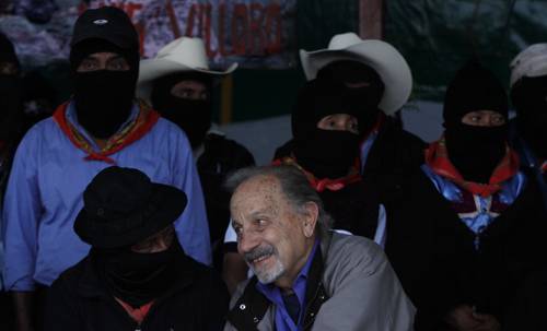 Nunca dejó de participar y debatir en los diálogos con el EZLN, construyendo un pensamiento crítico en torno a esta y otras rebeliones indígenas. En la imagen, durante un homenaje a Eduardo Galeano y Luis Villoro en el caracol de Oventic, Chiapas, en 2015.