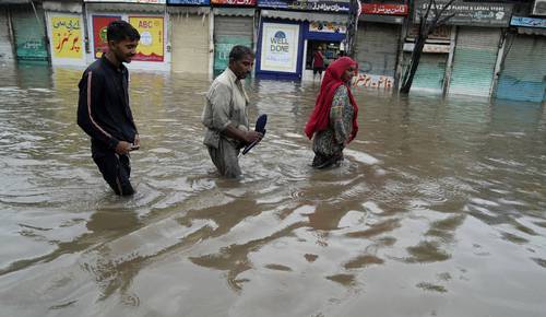 Fuertes lluvias monzónicas que azotaron ayer a Pakistán causaron al menos 24 muertes, anegaron carreteras y alteraron la vida en zonas donde los residentes todavía luchan por recuperarse de las inundaciones del año pasado, que afectaron a 33 millones de personas y dejaron mil 739 muertes. La temporada del monzón en ese país comenzó oficialmente esta semana y se prolongará hasta septiembre, se espera que el primer episodio de aguaceros dure hasta el sábado. Lahore, capital de la provincia de Punjab, batió récords con casi 27 centímetros de lluvia en nueve horas.