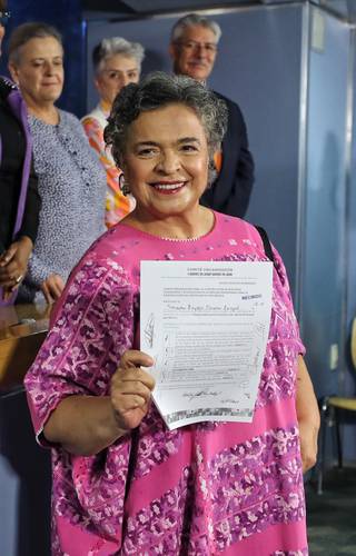 La senadora priísta Beatriz Paredes solicitó ayer su registro como aspirante a la candidatura de la Presidencia de la República por el Frente Amplio por México.