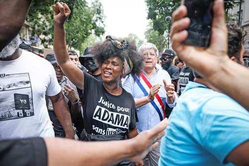 Assa Traoré en la protesta de ayer en memoria de su hermano Adama, quien falleció en la capital francesa en 2016 mientras estaba bajo custodia, así como del joven Nahel, abatido por un agente en Nanterre, en junio pasado.