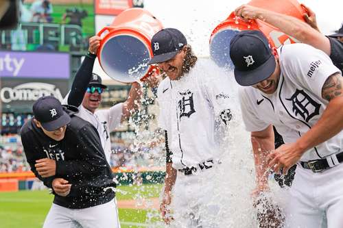 De izquierda a derecha, Alex Lange, Jason Foley y Matt Manning, lanzadores de Tigres de Detroit, celebran el histórico partido.