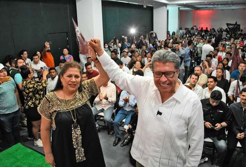 Ricardo Monreal Ávila, aspirante a coordinador nacional de los comités de defensa de la 4T, afirmó ayer en Campeche que México está urgido de una nueva clase política, porque ya no puede avanzar con los liderazgos “viejos”. En la imagen, con su esposa, María de Jesús Pérez Guardado.